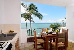 Habitación Jr Suite Cuádruple Vista Mar Cocineta Balcón WiFi del Hotel Emperador Vallarta Beachfront Hotel & Suites