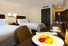 Habitación Deluxe Room Vista Piscina 2 camas Matrimoniales del Hotel Fiesta Inn Cuernavaca