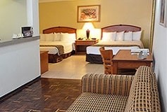 Habitación Junior Suite Dos Camas Matrimoniales del Hotel Hafersons Inn Hotel and Suites