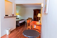 Habitación Junior Suite Una Cama King Size del Hotel Hafersons Inn Hotel and Suites