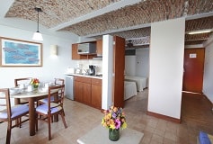 Habitación Suite con Cocineta Vista al Mar del Hotel Hotel Las Flores Beach Resort